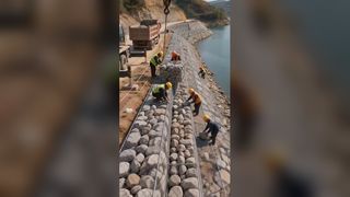Geen stijve betonbekleding meer. Schanskorvenkooien laten water en bodem circuleren en herstellen de natuurlijke ecologie.